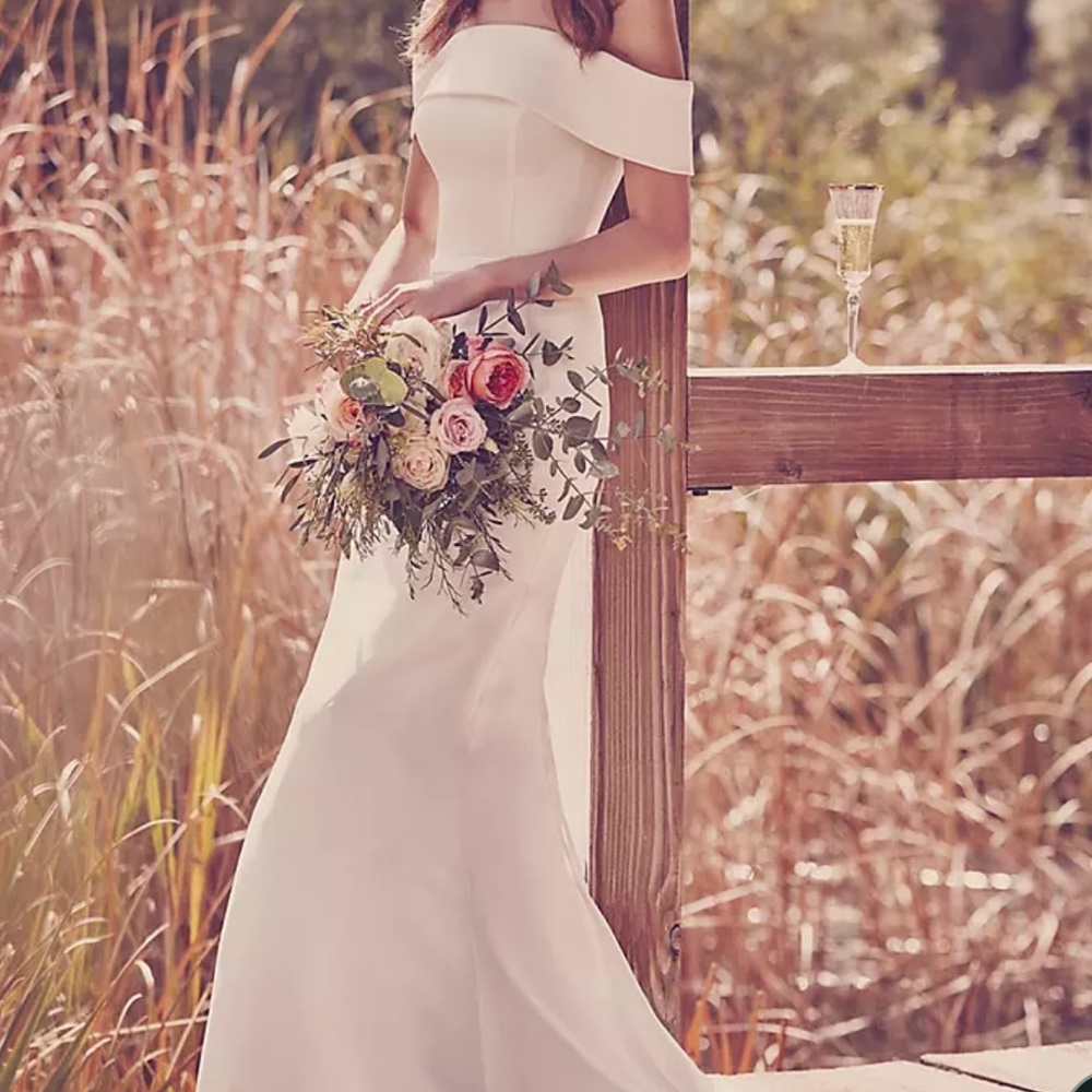 Ivory wedding Dress with dress bag.